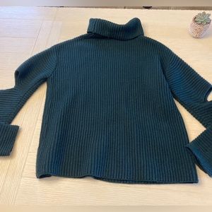 Boutique Sweater with Cutout Detail/color hunter green/size S
